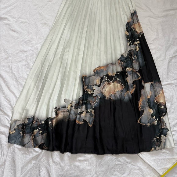 CARLUCCI Chic A-Line Skirt in Black and White - Picture 2 of 9